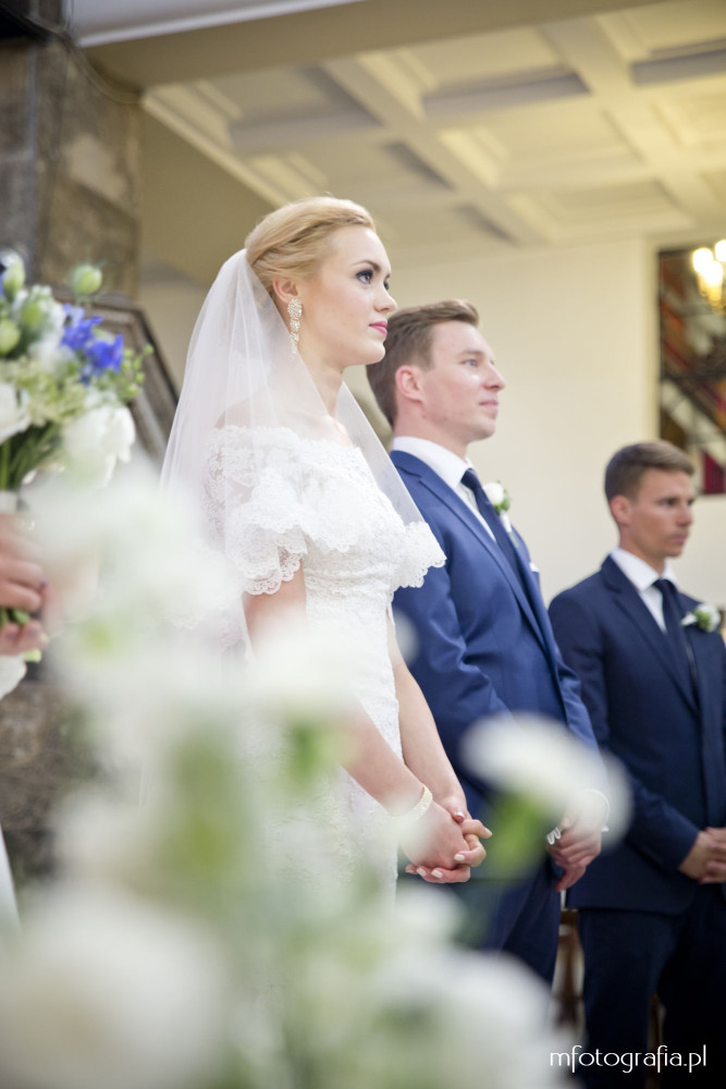 fotografia ślubna Państwa Młodych w kościele w Warszawie